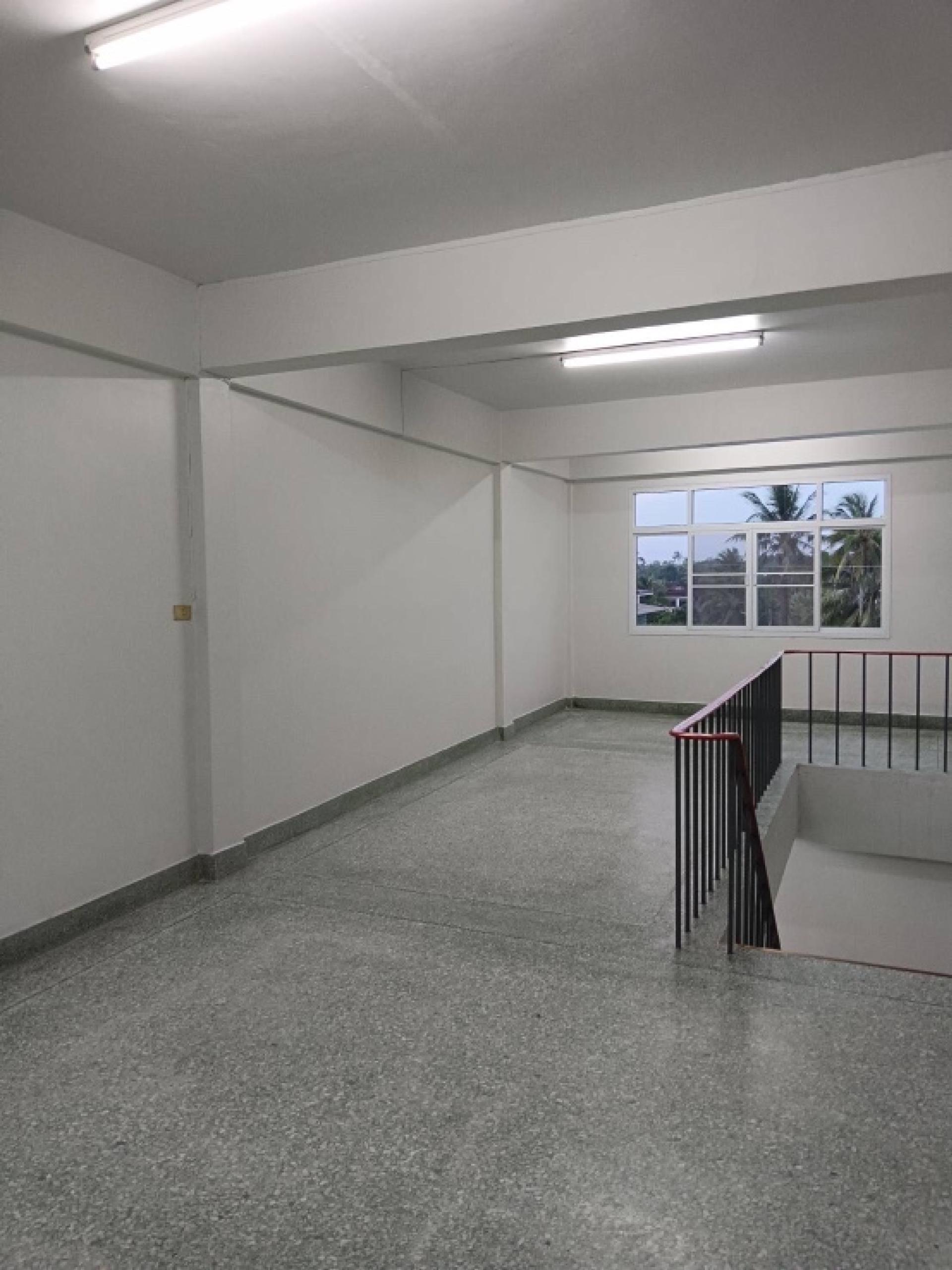 For RentHouseNakhon Si Thammarat : Shophouse for rent, 3 and a half floors, 3 bedrooms, 2 bathrooms, next to Inter Express Ligistic.