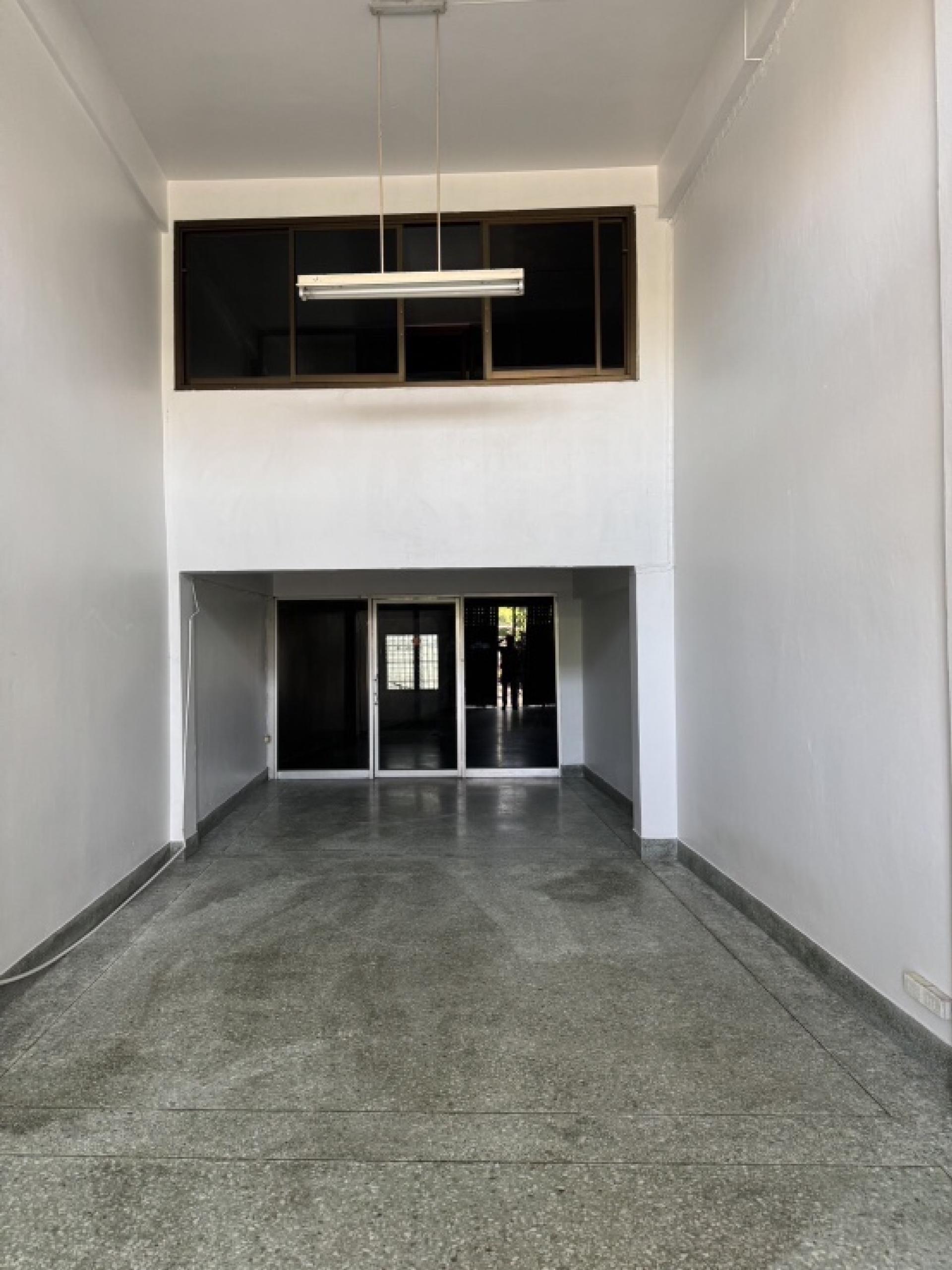 For RentHouseNakhon Si Thammarat : Shophouse for rent, 3 and a half floors, 3 bedrooms, 2 bathrooms, next to Inter Express Ligistic.