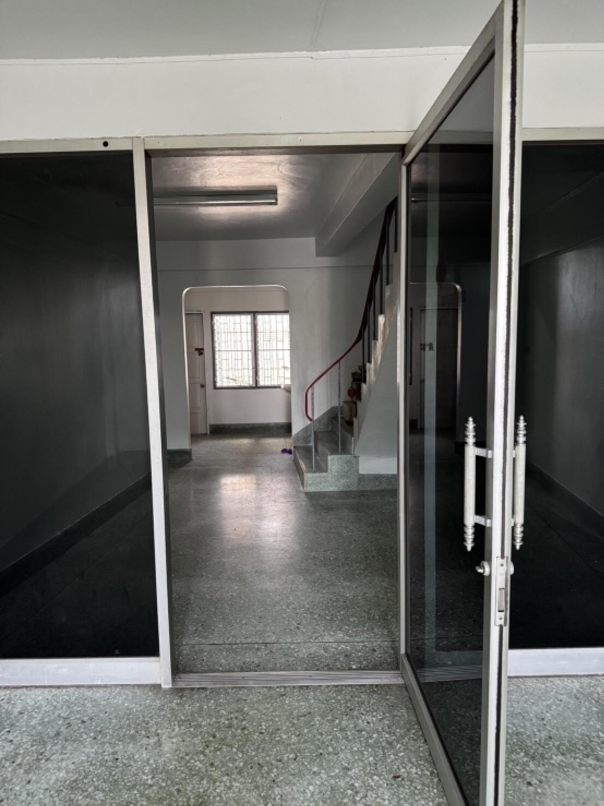 For RentHouseNakhon Si Thammarat : Shophouse for rent, 3 and a half floors, 3 bedrooms, 2 bathrooms, next to Inter Express Ligistic.