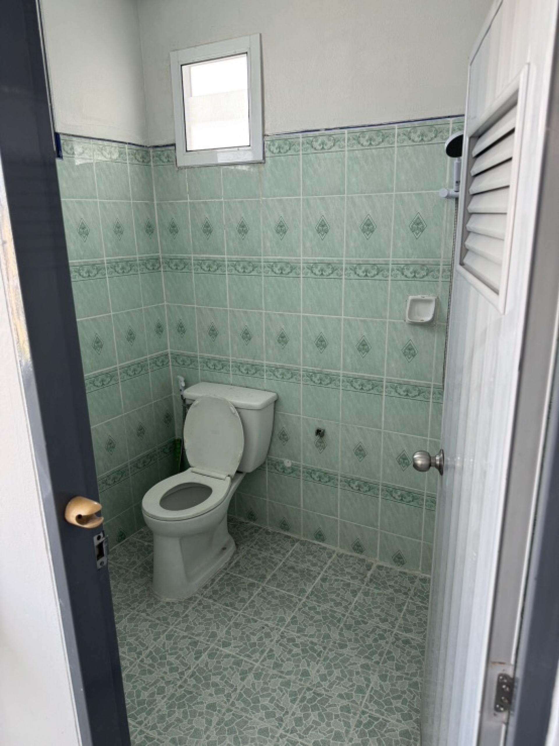 For RentHouseNakhon Si Thammarat : Shophouse for rent, 3 and a half floors, 3 bedrooms, 2 bathrooms, next to Inter Express Ligistic.