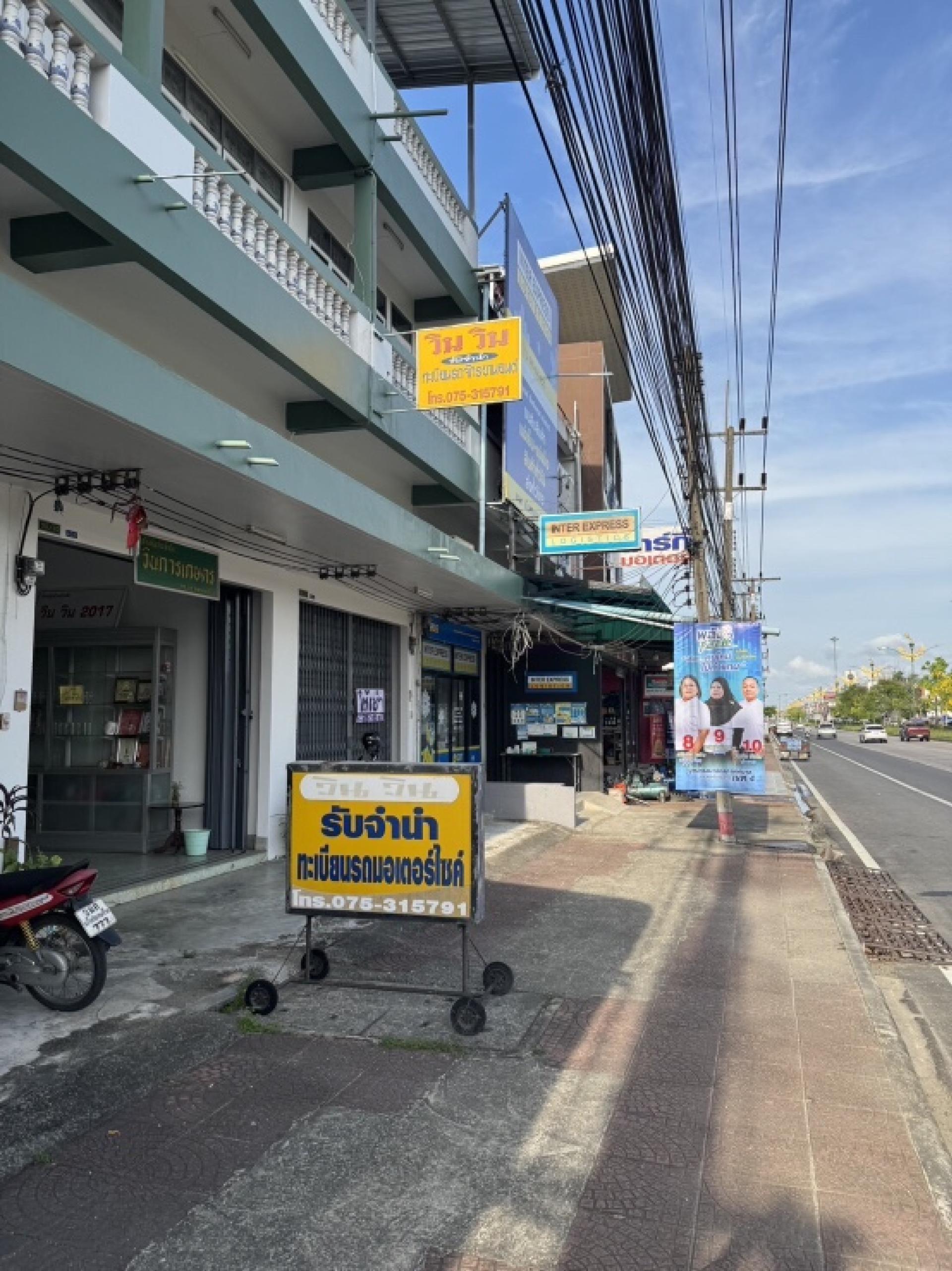 For RentHouseNakhon Si Thammarat : Shophouse for rent, 3 and a half floors, 3 bedrooms, 2 bathrooms, next to Inter Express Ligistic.