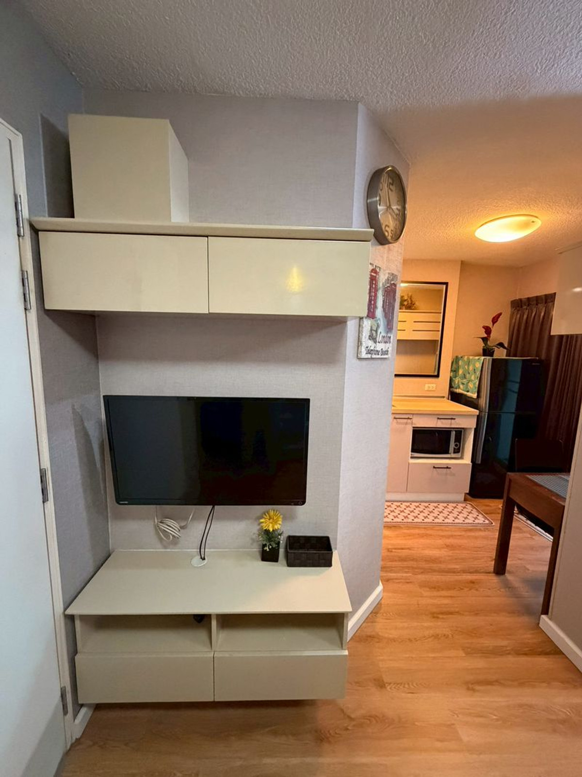 For RentCondoLadkrabang, Suwannaphum Airport : #Room for rent in very good condition 7000 baht #24 sq m Condo LPN Lumpini On Nut-Lat Krabang 1 near Airport Link and Suvarnabhumi Airport. Located on On Nut-Lat Krabang Road, next to the main road, opposite Wat Lan Bun Market. #Complete electrical applia