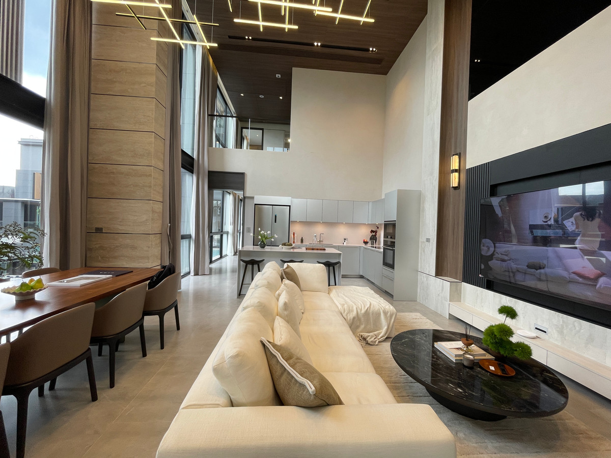 ขายบ้านเลียบทางด่วนรามอินทรา : "หนึ่งเดียวบนเลียบด่วน! Cira Residences บ้านเดี่ยว Ultra-Luxury 3.5 ชั้น พื้นที่ 845 ตร.ม. พร้อมสระว่ายน้ำส่วนตัว | ใกล้ทองหล่อ-พระราม 9 เพียงไม่กี่นาที (สังคมส่วนตัวเพียง 9 ยูนิต)"