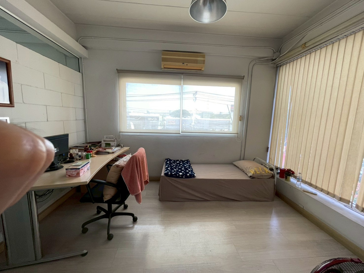 ให้เช่าอาคารพาณิชย์พัฒนาการ ศรีนครินทร์ : ให้เช่าอาคารพาณิชย์ 2 คูหา ตึกมุม ริมถนนพัฒนาการ ใกล้ซอยพัฒนาการ 30 (ซอยหมู่บ้านปัญญา)  อาคารพาณิชย์ขนาดใหญ่ เหมาะสำหรับทำสำนักงาน คลินิก สถาบันการศึกษา โชว์รูม หรือธุรกิจหลากหลายประเภท ทำเลติดถนนใหญ่ เดินทางสะดวก