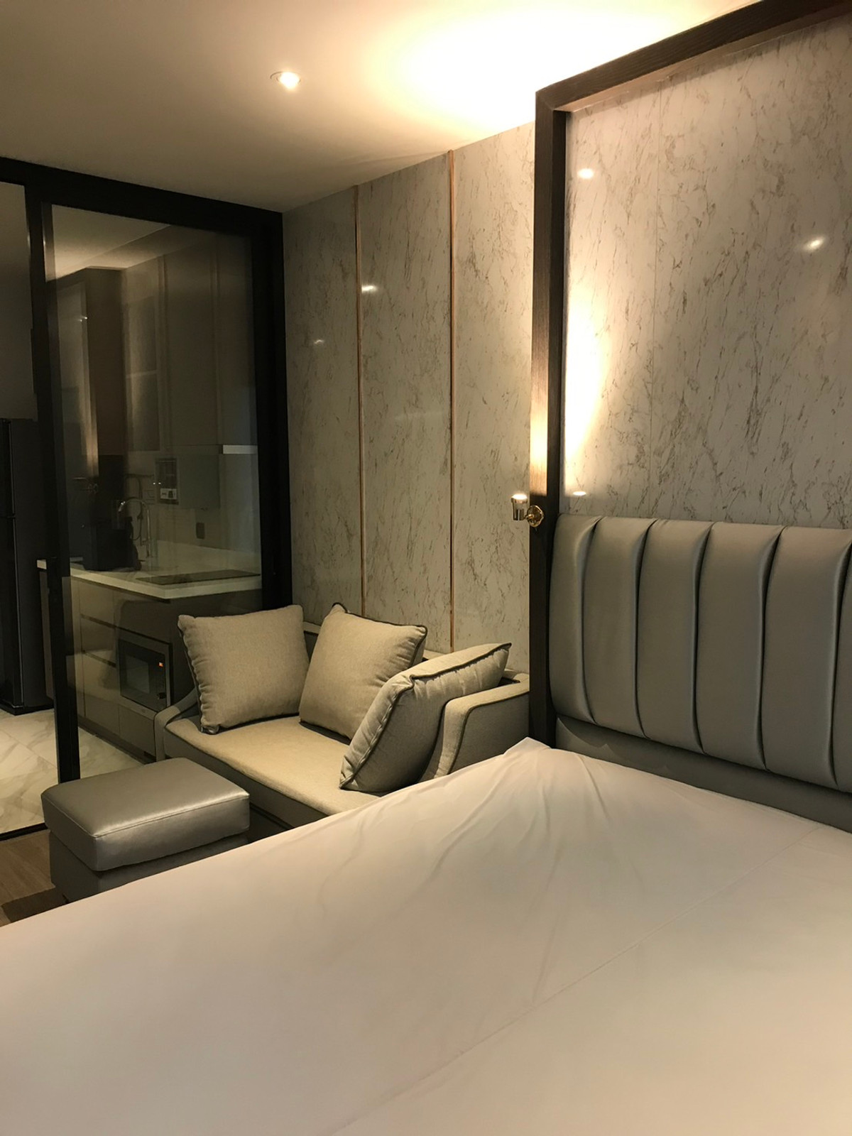 For RentCondoSukhumvit, Asoke, Thonglor : Urgent for rent! Rhythm Ekkamai, beauty studio Separate kitchen, good view, close to lifestyle areas.