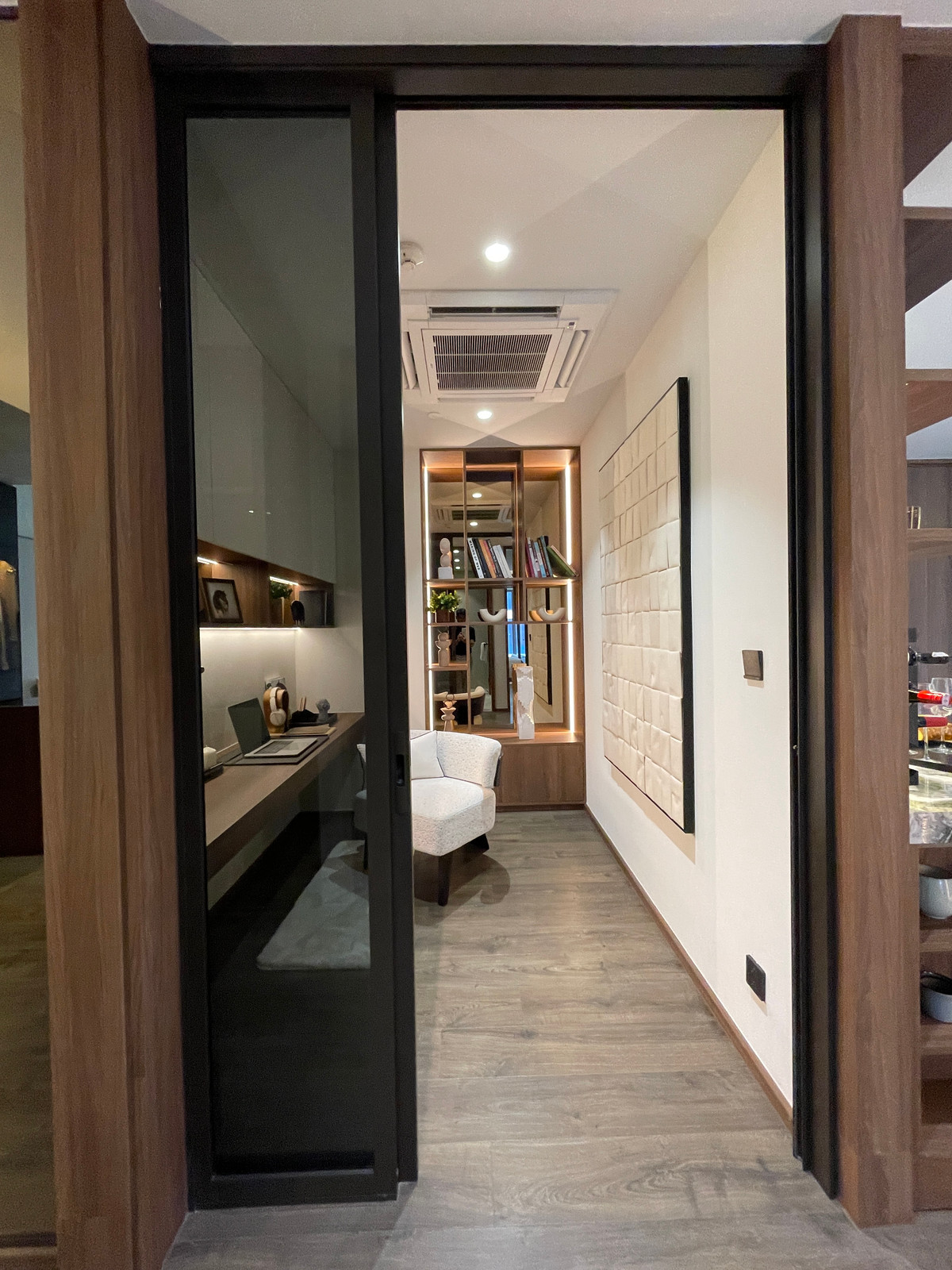 For SaleCondoSilom, Saladaeng, Bangrak : Rare unit for sale 🌳 THE ULTIMATE PARK VIEW | Rare Unit @ROMM CONVENT 🌳2 bedrooms, 2 bathrooms, usable area size 118.15 square meters on the 26th floor that offers a view of the lush Park View in the heart of Bangkok. On the highest potential location, Co