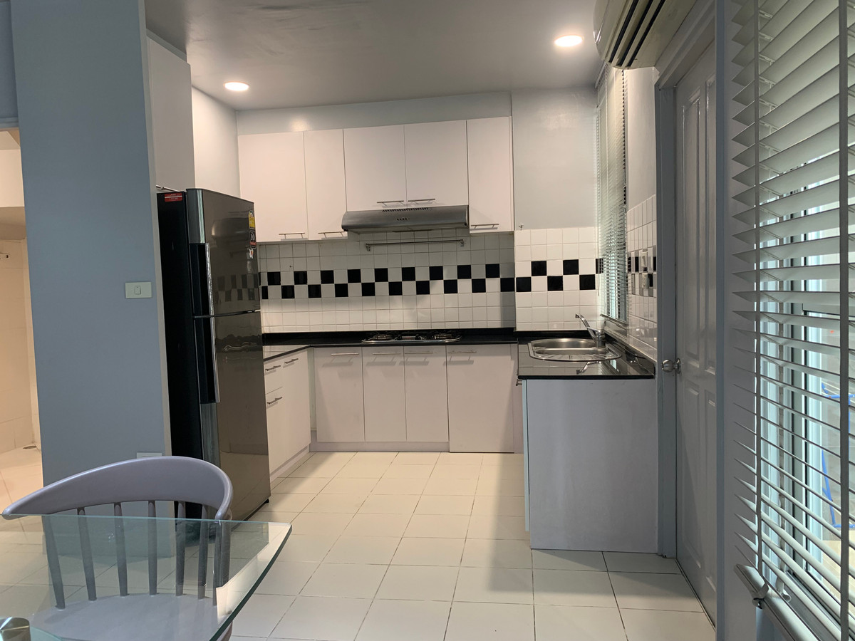 ให้เช่าทาวน์โฮมเลียบทางด่วนรามอินทรา : บ้านเลขที่ 88 ทาวน์โฮม เดินไป Central East Ville , คริสตัลปาร์ค ได้