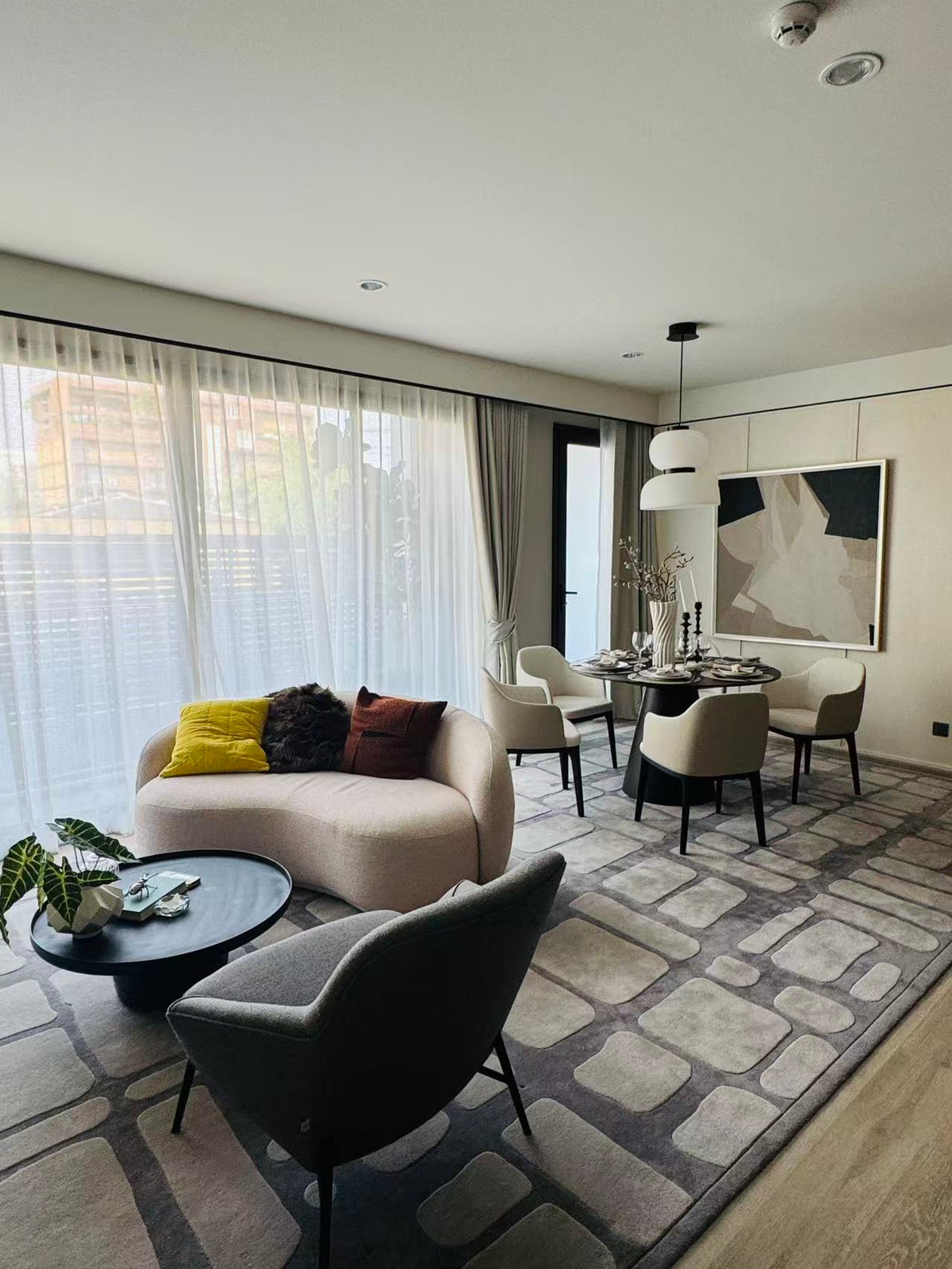 For RentCondoRama9, Petchburi, RCA : RCA  Brand new 3 bedrooms condo  137 sqm rent 120,000 thb one month