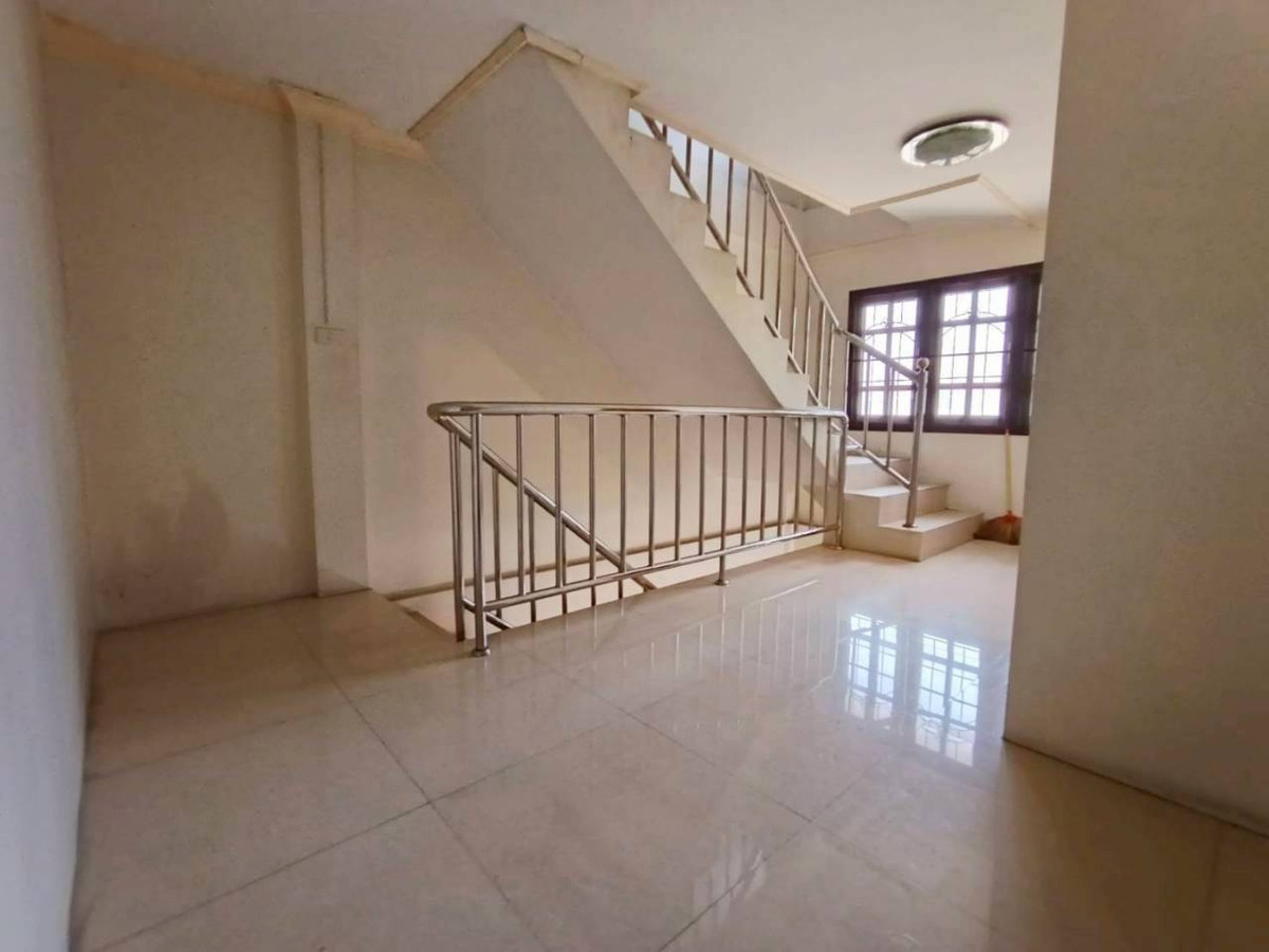 ขายอาคารพาณิชย์ปทุมธานี รังสิต ธรรมศาสตร์ : อาคารพาณิชย์ 3 ชั้น หมู่บ้านพูลผล ถนนพหลโยธิน ตำบลคูคต อำเภอลำลูกกา จังหวัดปทุมธานี