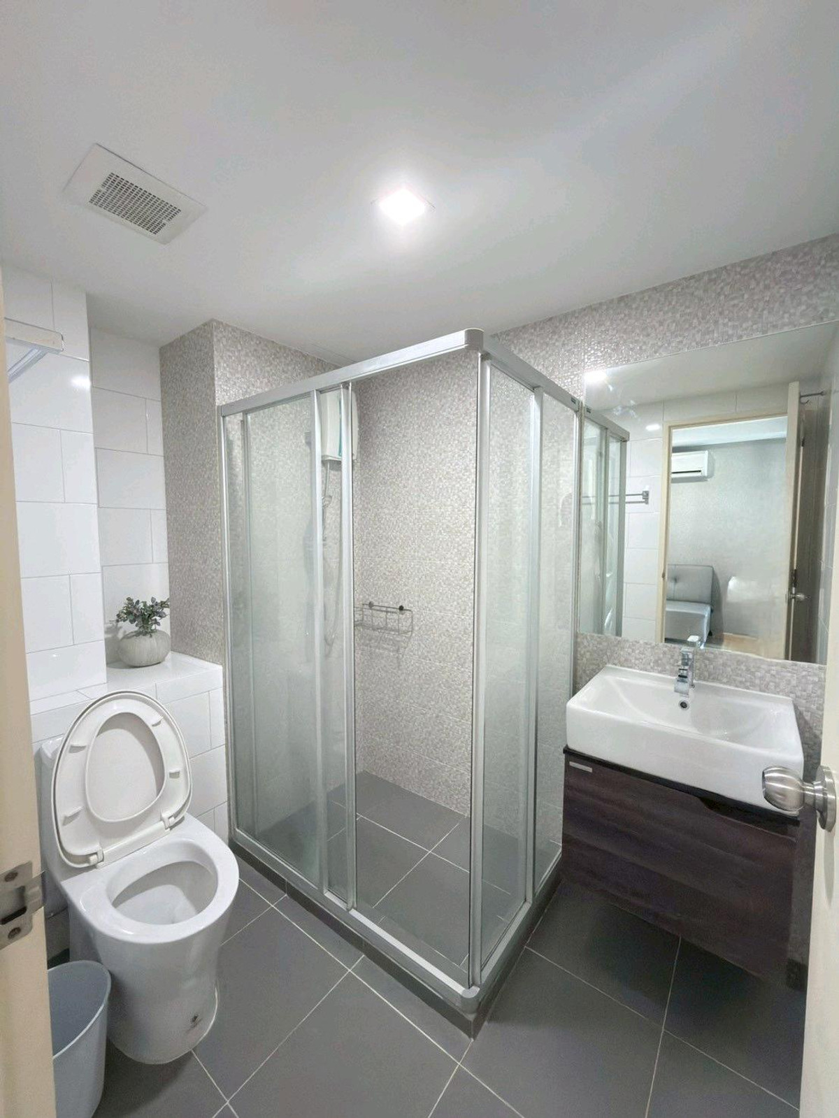 For RentCondoVipawadee, Don Mueang, Lak Si : 📣 Condo for rent Knightsbridge Sky City Saphan Mai 🏢 next to BTS Sai Yut 0 M. Corner room next to fire escape stairs, special plan with complete furniture and electrical appliances, only 11,000/month ‼️