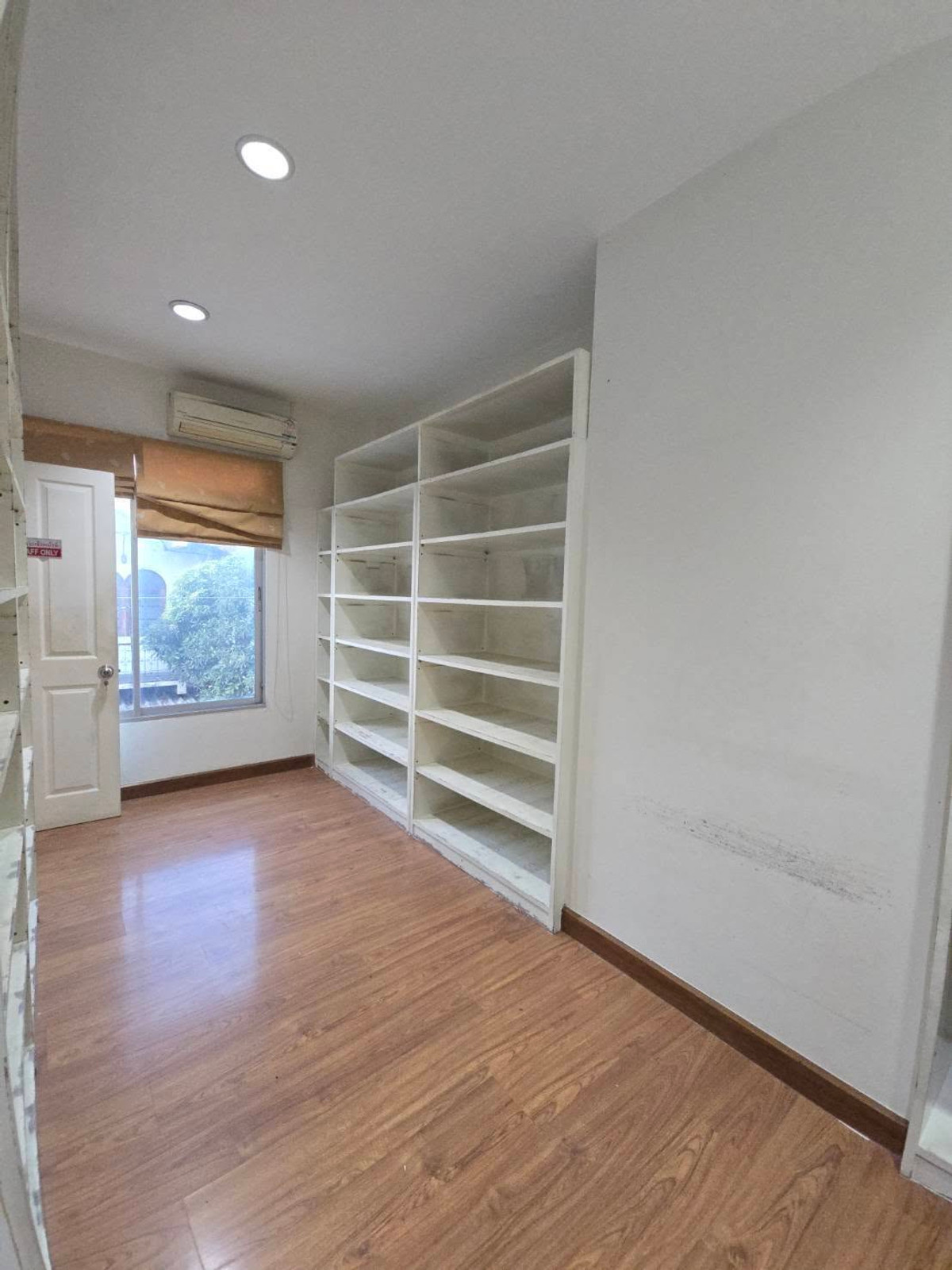 ขายทาวน์โฮมโชคชัย4 ลาดพร้าว71 : หลังมุม 26.7ตรว 6นอน5น้ำ2จอด ทาวน์โฮม 4 ชั้น บ้านกลางเมือง เออร์บาเนี่ยน ลาดพร้าว 71 