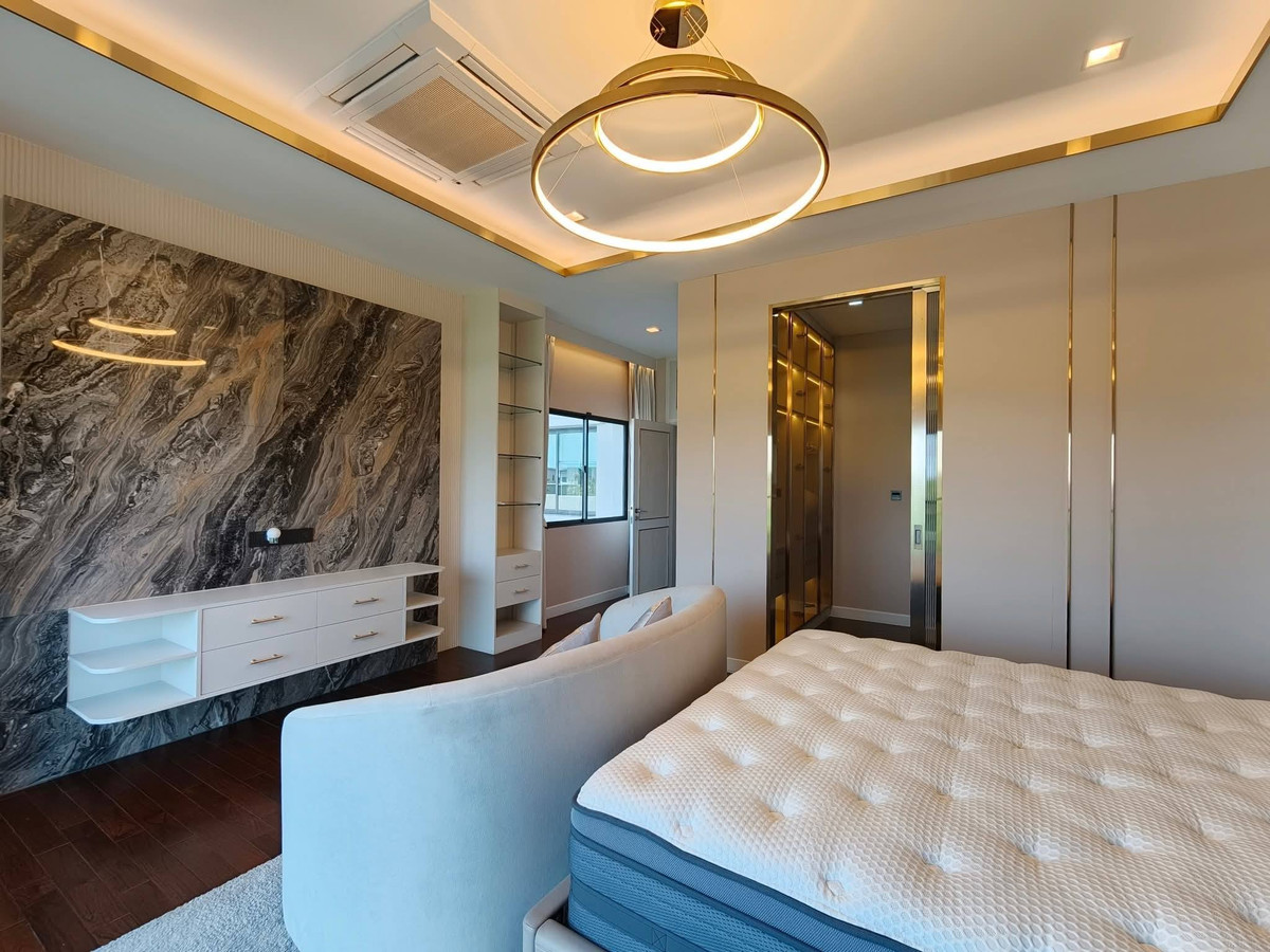 ขายบ้านพัฒนาการ ศรีนครินทร์ : Grand Bangkok Boulevard East Rama 9 บ้านเดี่ยวหรู 3 ชั้น พื้นที่ใช้สอย 827 ตร.ม. พร้อมเฟอร์นิเจอร์ทั้งหลัง Please call: 082-894-4624