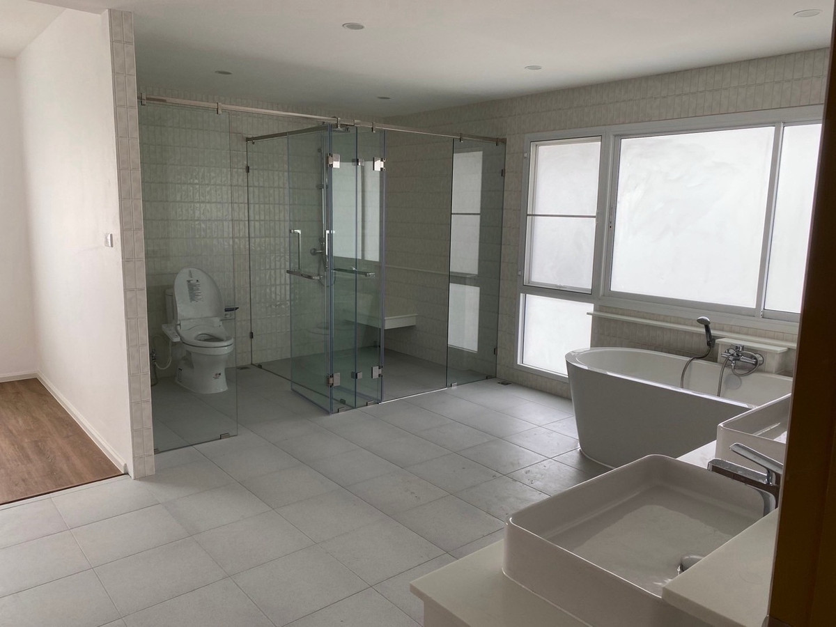 For RentOfficeChaengwatana, Muangthong : 5-Storey Office Building with Lift on Ngamwongwan Road near Expressway, Ideal for Headquarters (HQ)