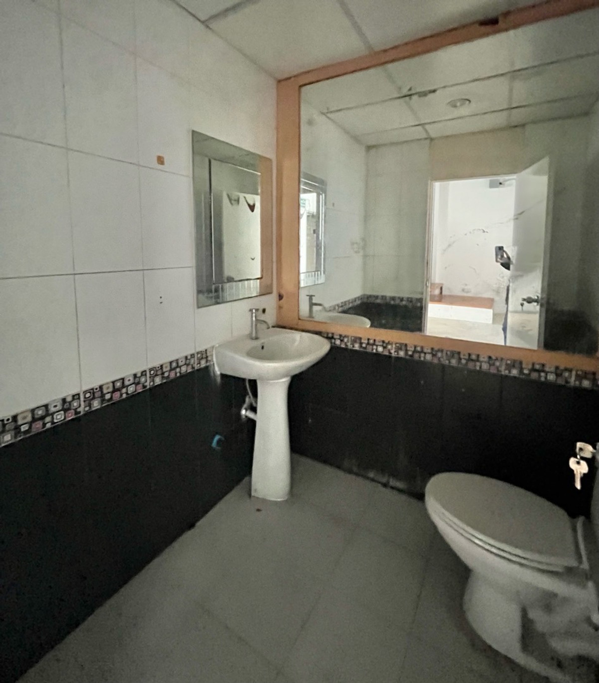 For RentRetail SpaceWitthayu, Chidlom, Langsuan, Ploenchit : Business space, size 311 sq m., G floor + mezzanine, next to the road, good location, near BTS Chidlom, Lang Suan, Witthayu, embassy and Lumpini Park, Ratchadamri ((has parking))