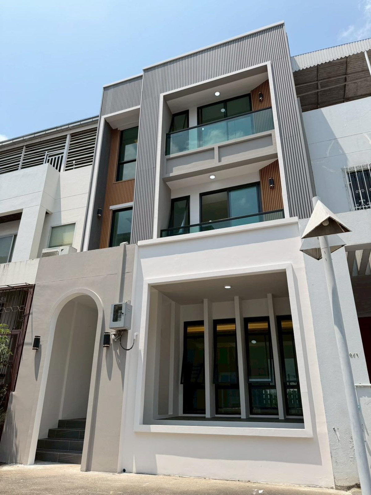 ขายคอนโดอ่อนนุช อุดมสุข : FOR SALE Townhome สุขุมวิท 101 4.5 ชั้น พร้อมลิฟต์ ราคาดีมาก