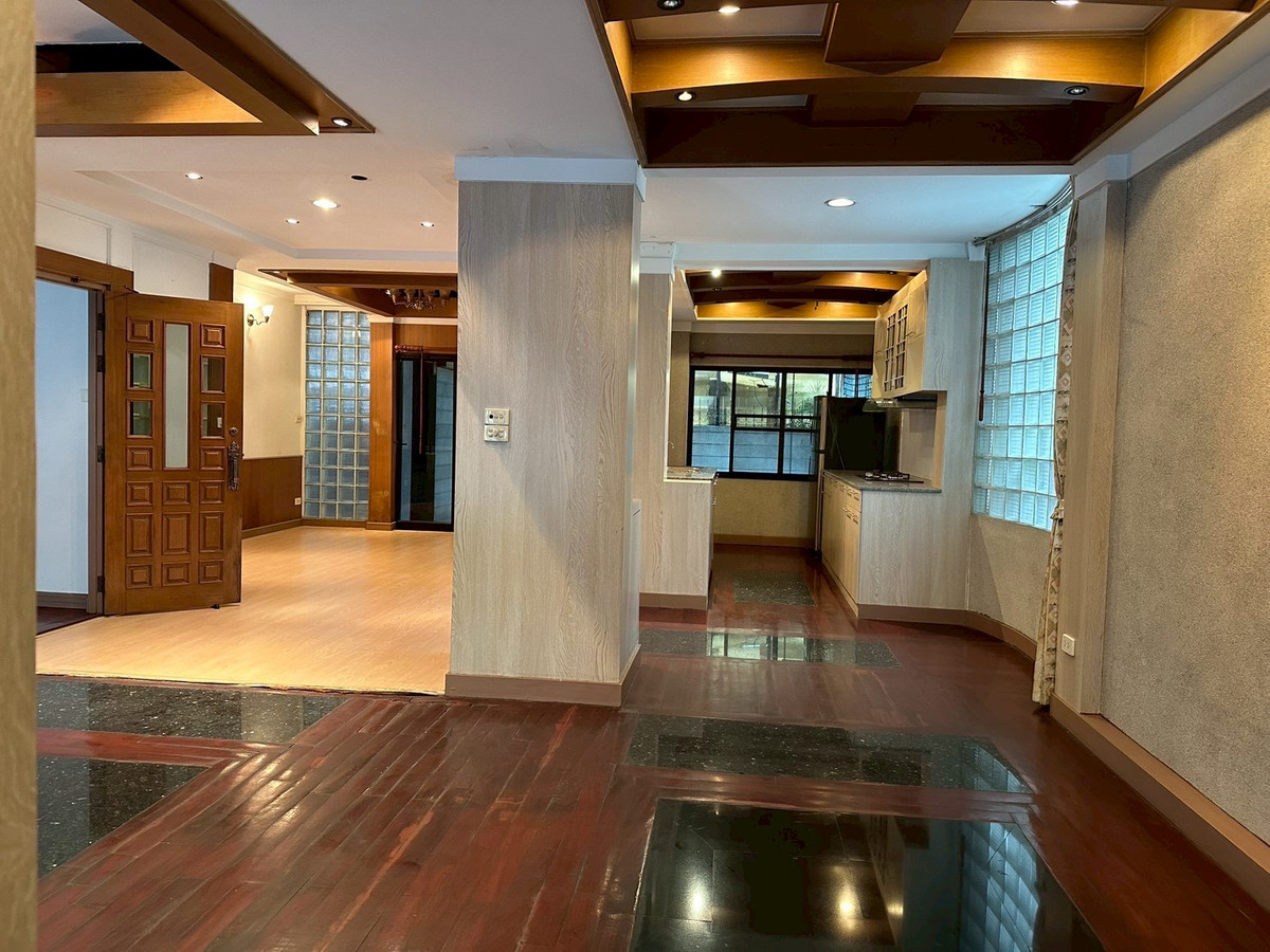 For SaleTownhomeSukhumvit, Asoke, Thonglor : Luxury Townhouse for Sale Thonglor | Family Home Best Value | Near BTS Thonglor | 35,000,000 THB | Luxury townhouse for sale Thonglor, suitable for families, good value, near BTS Thonglor 35,000,000 baht - LTH12647