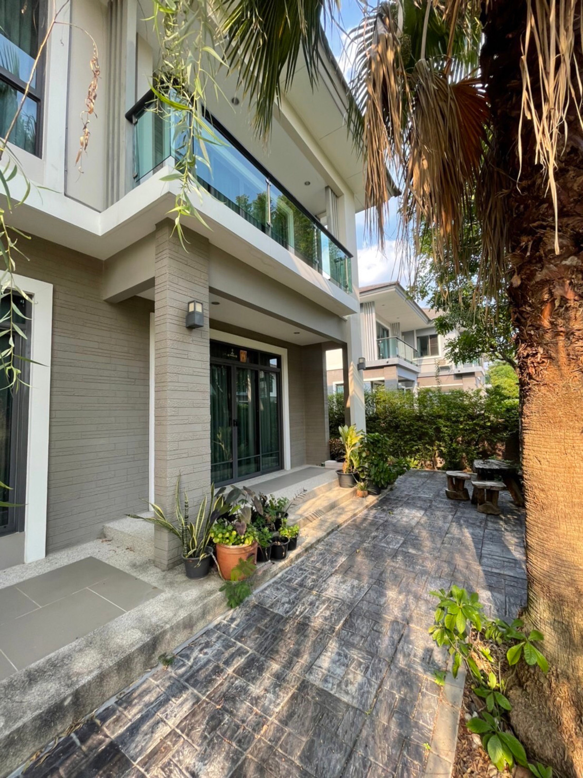 บ้านพัฒนาการ ศรีนครินทร์ : ปล่อยเช่า / ขาย บ้านเดี่ยวหรู The Palm Pattanakarn ใกล้ทองหล่อ เอกมัย | ใกล้โรงเรียนนานาชาติ & โรงพยาบาล พัฒนาการ 44 และ 38