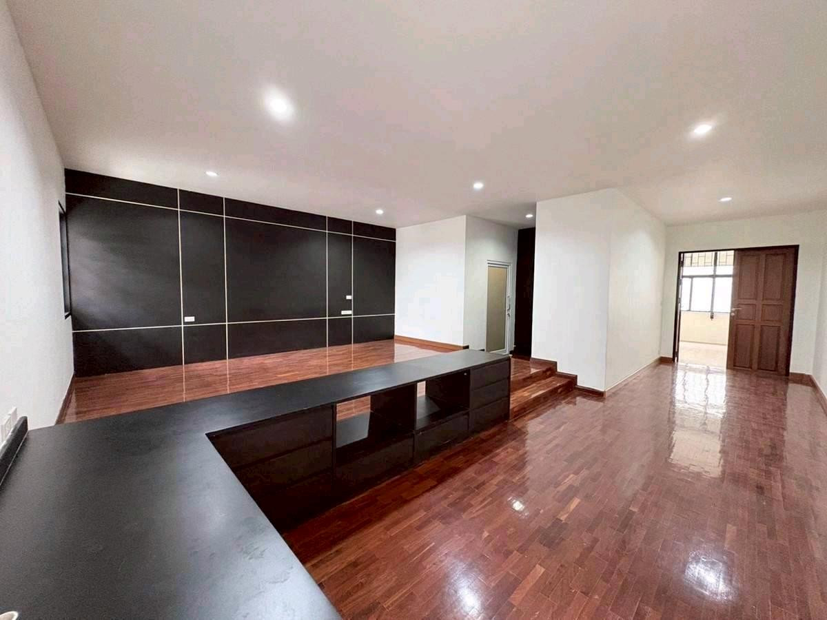 ให้เช่าโฮมออฟฟิศสยาม จุฬา สามย่าน : ให้เช่า/ขาย อาคารพาณิชย์บรรทัดทอง พระราม4 เยาวราช🎏🎋🎋出租/出售：位于耀华力路拉玛四路班塔通路的商业楼宇。