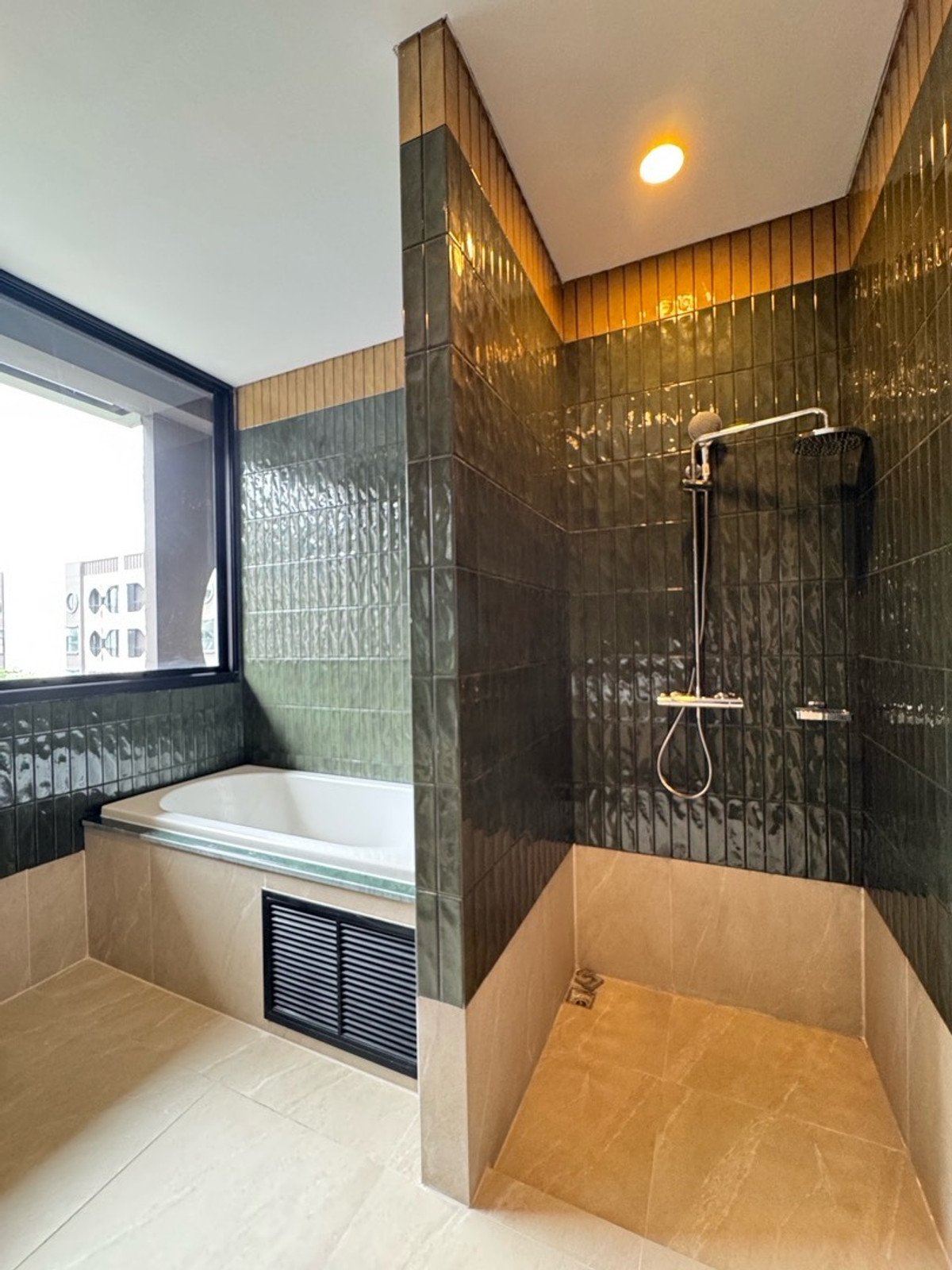 ขายทาวน์โฮมเลียบทางด่วนรามอินทรา : ทาวน์โฮมสร้างใหม่ .... แปลงมุม 