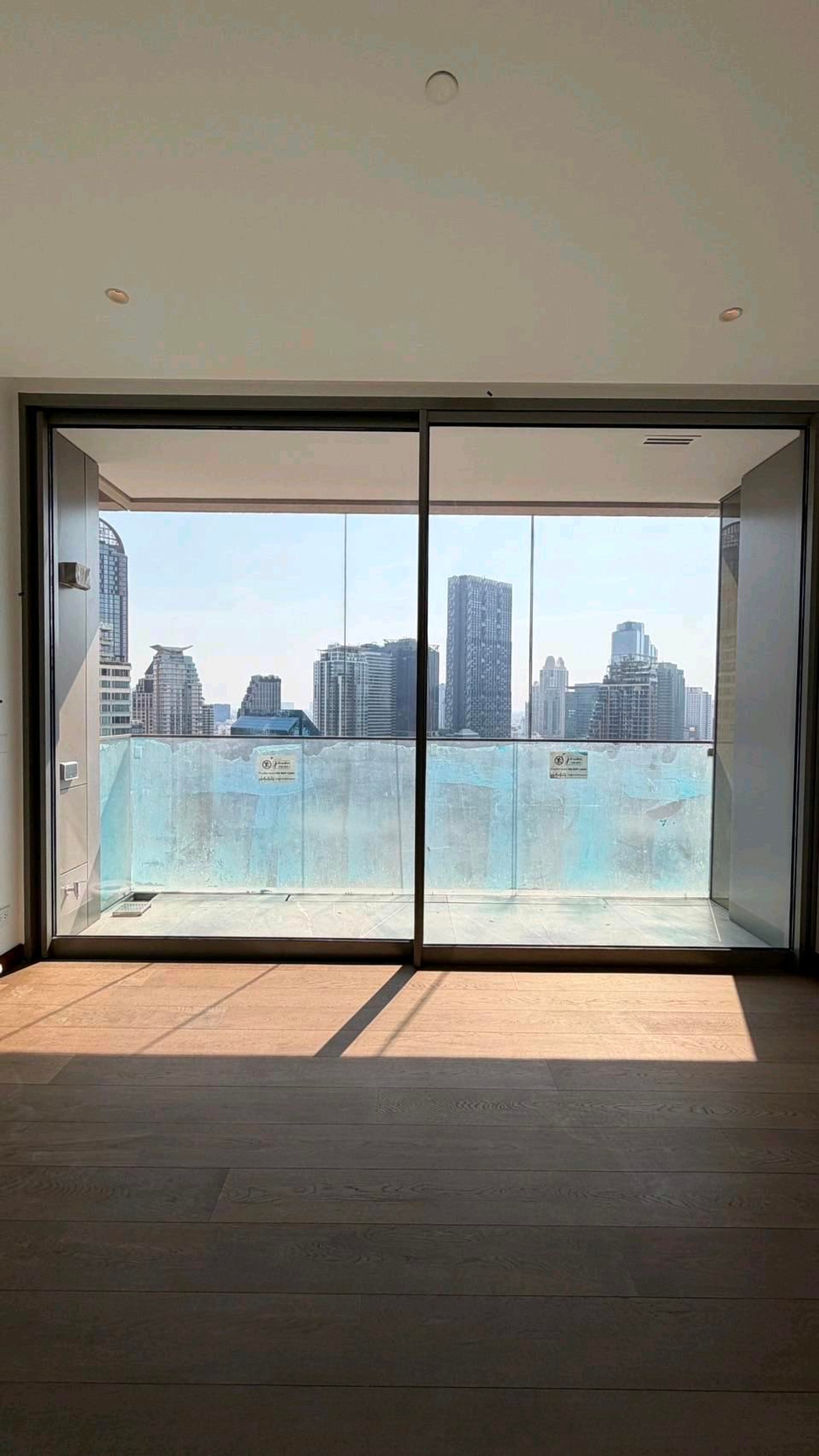 ขายคอนโดสีลม ศาลาแดง บางรัก : ขายคอนโดหรู Dusit Residences ใจกลางสีลม ทำเลศักยภาพสูง ใกล้ MRT สีลม เพียงไม่กี่ก้าว เชื่อมต่อย่านธุรกิจ CBD ได้อย่างสะดวก 