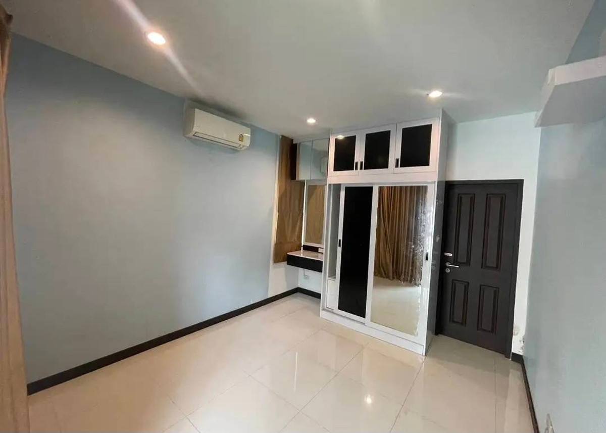 ให้เช่าบ้านปิ่นเกล้า จรัญสนิทวงศ์ : ให้เช่า หมู่บ้านสิริจันทร์ ถนน ฉิมพลี บ้านเดี่ยว 2 ชั้นครึ่ง 4 ห้องนอน 4 ห้องน้ำ จอดรถ ได้ 4คัน บ้านสวย พร้อมอยู่