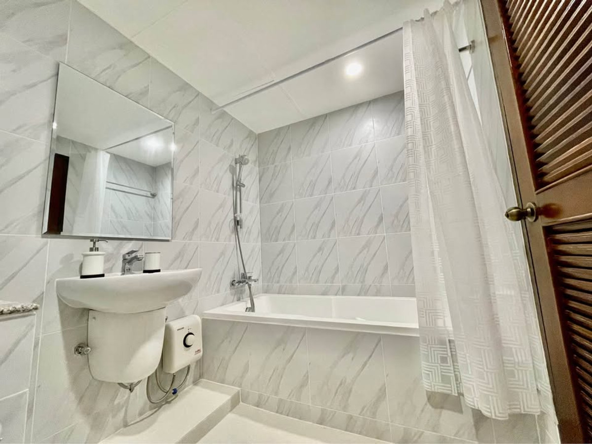 For RentCondoSukhumvit, Asoke, Thonglor : For rent, Supalai Place Sukhumvit 39, spacious room 50 sq m., 20+ floor, has bathtub, fully furnished, ready to move in immediately.