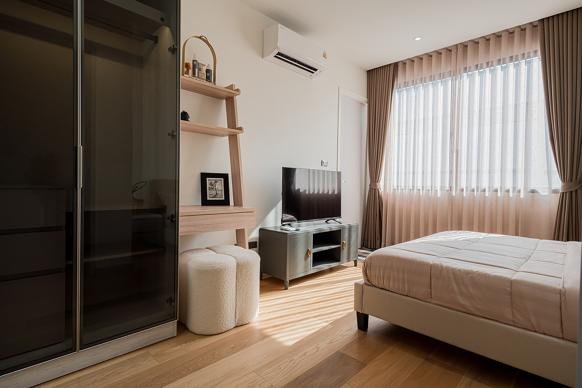 ขายบ้านโชคชัย4 ลาดพร้าว71 : [ขาย] ✨ บ้านเดี่ยว 3 ชั้น สไตล์ Modern Luxury พรีเมียมที่สุดในลาดพร้าว 101 | Feel Town ✨ แต่งครบ พร้อมลากกระเป๋าเข้าอยู่! เพียง 13.99 ล้าน (Rare Item มีเพียง 9 หลังในโครงการ!)