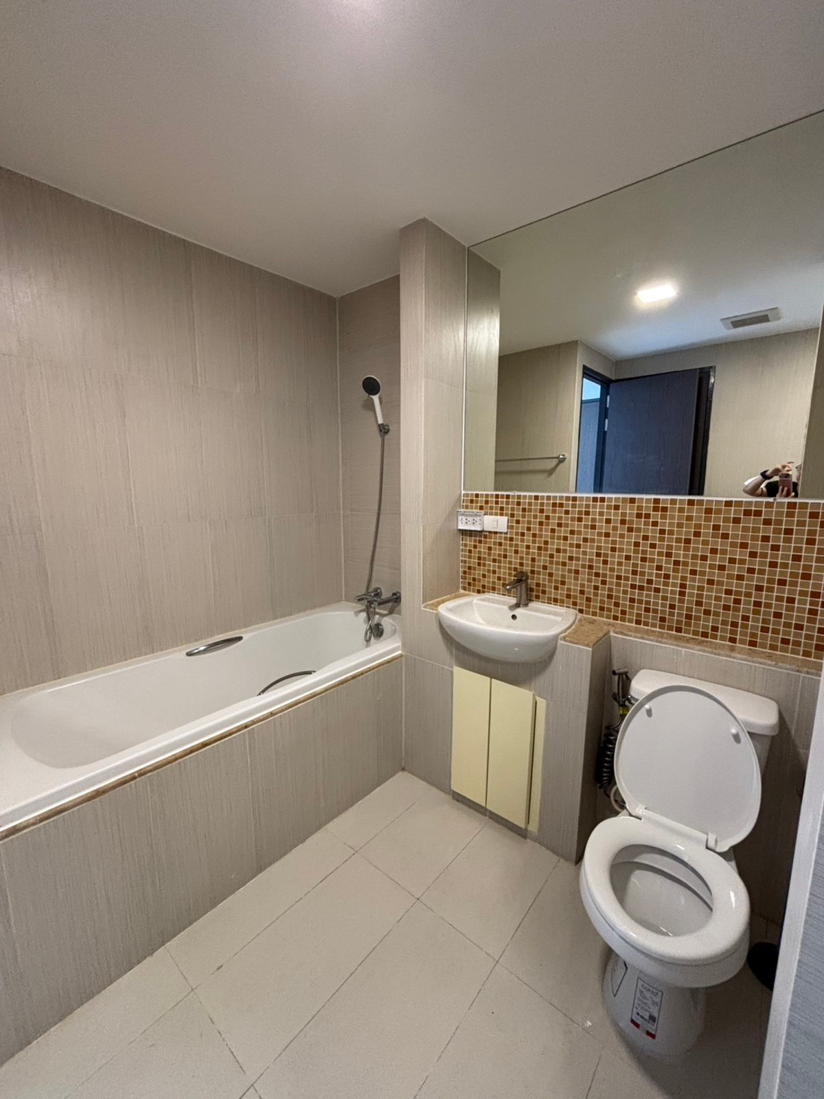 For RentCondoSukhumvit, Asoke, Thonglor : For rent: The Alcove 49, private, quiet, in the heart of Sukhumvit 49, large room, 1 bedroom, excellent condition, ready to move in.