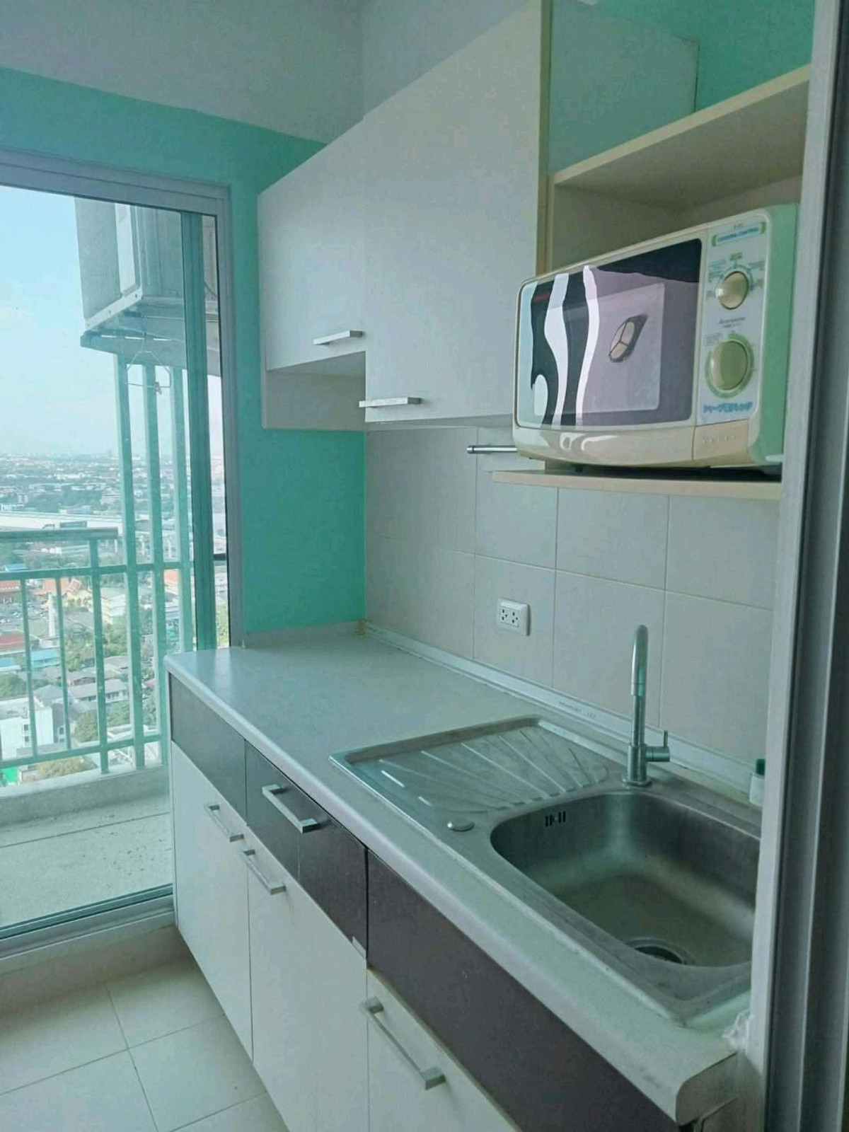 For RentCondoBang kae, Phetkasem : Condo near BTS BangWa Interchange MRT, in front of the road, convenient travel, make an appointment to view the room.