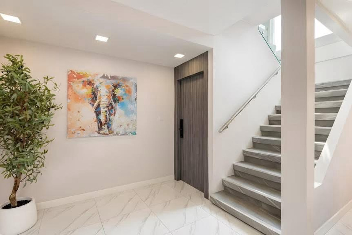 ให้เช่าบ้านรัชดา ห้วยขวาง : ปล่อยเช่าบ้าน 2 ชั้น หลังมุม ขนาด 36 ตรว. 300 ตรางเมตร ซอยรัชดา 18 บ้านสวยตกแต่งใหม่ เฟอร์นิเจอร์ครบพร้อมอยู่ ในหมู่บ้าน ปลอดภัยไม่มีโจร เพื่อนบ้านดีไม่มีปัญหา จอดรถหน้าบ้านได้ 1-2 คัน
