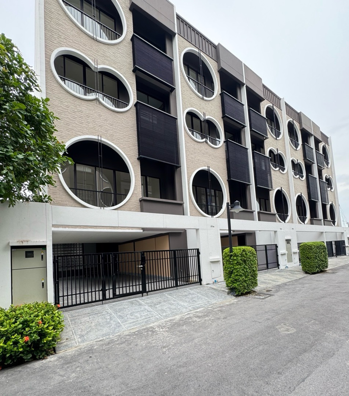 ขายทาวน์โฮมเลียบทางด่วนรามอินทรา : ทาวน์โฮมสร้างใหม่ .... แปลงมุม 