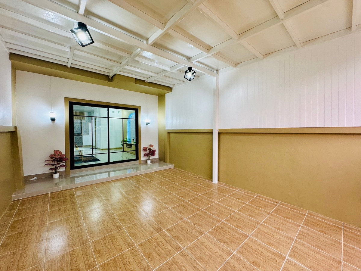 ขายทาวน์โฮมนนทบุรี บางใหญ่ บางบัวทอง : ขายทาวน์เฮ้าส์ร่มเงาไม้ วัดลาดปลาดุก หลังมุมติดถนนเมน 16 ตร.ว. ค้าขายได้ ฟรีโอน