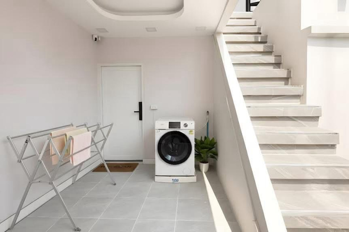 ให้เช่าบ้านรัชดา ห้วยขวาง : ปล่อยเช่าบ้าน 2 ชั้น หลังมุม ขนาด 36 ตรว. 300 ตรางเมตร ซอยรัชดา 18 บ้านสวยตกแต่งใหม่ เฟอร์นิเจอร์ครบพร้อมอยู่ ในหมู่บ้าน ปลอดภัยไม่มีโจร เพื่อนบ้านดีไม่มีปัญหา จอดรถหน้าบ้านได้ 1-2 คัน
