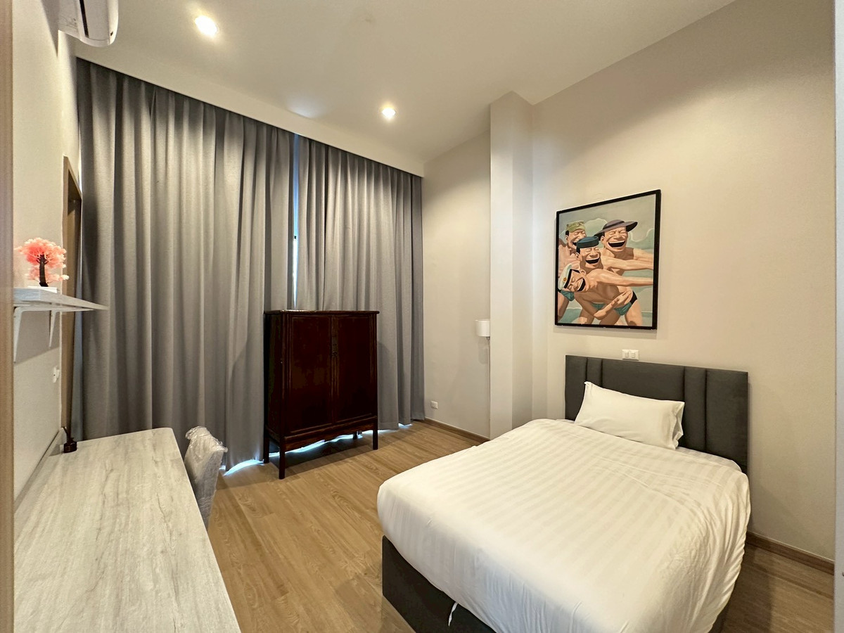 For RentSathorn, Narathiwat : Large condo room in Sathorn area, 3 bedrooms, near BTS St. Louis, CBD location and has large living space like a house. Live in the city center Near the business area, convenient travel