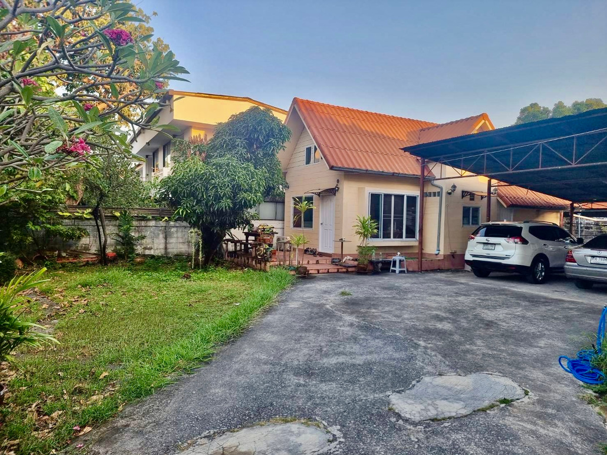 For SaleLandVipawadee, Don Mueang, Lak Si : For Sale: Land Plot with Existing Structure (Unregistered House) Vibhavadi Rangsit 62 | Prime City Location | Ideal for Redevelopment