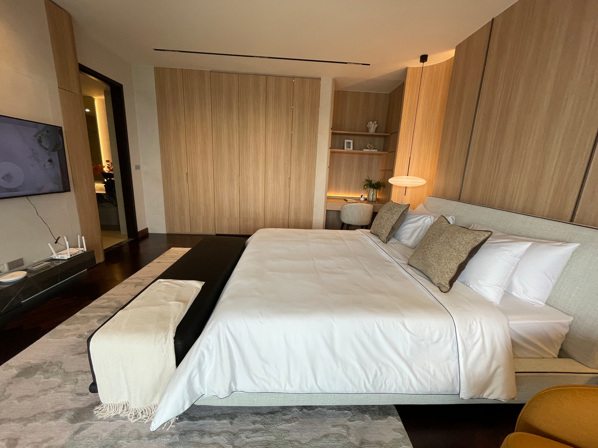 ขายบ้านเลียบทางด่วนรามอินทรา : "หนึ่งเดียวบนเลียบด่วน! Cira Residences บ้านเดี่ยว Ultra-Luxury 3.5 ชั้น พื้นที่ 845 ตร.ม. พร้อมสระว่ายน้ำส่วนตัว | ใกล้ทองหล่อ-พระราม 9 เพียงไม่กี่นาที (สังคมส่วนตัวเพียง 9 ยูนิต)"