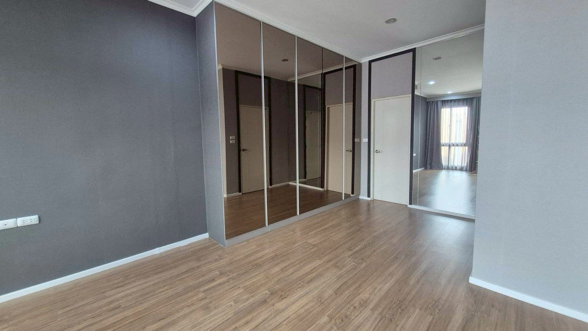 For SaleTownhomeRathburana, Suksawat : Urgent sale, 3-story townhome, decorated and ready to move in. village in the middle of the city Sathorn-Suksawat (AP Project) Soi Suksawat 39