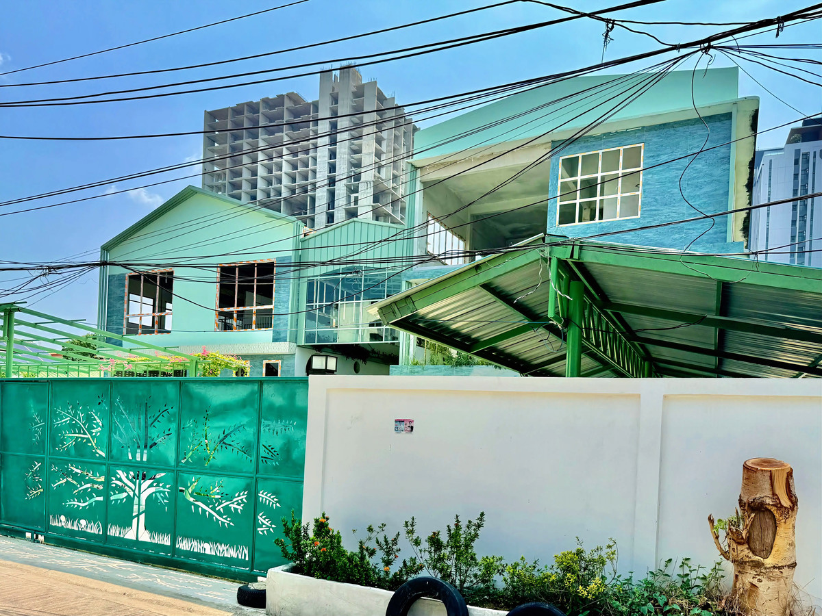For RentOfficeRattanathibet, Sanambinna : 📢 [For Rent] Prime Office & Warehouse Complex – Rewadee Soi 7, near Nonthaburi Government Center! 🏢✨  Spacious area with versatile functions, perfect for a modern office, warehouse, or distribution center.
