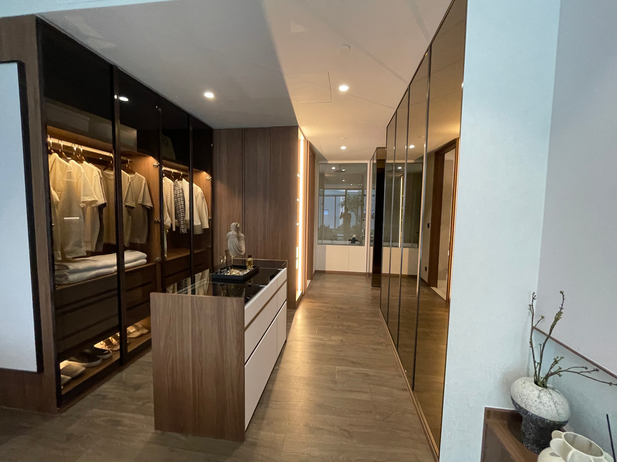 For SaleCondoSilom, Saladaeng, Bangrak : Rare unit for sale 🌳 THE ULTIMATE PARK VIEW | Rare Unit @ROMM CONVENT 🌳2 bedrooms, 2 bathrooms, usable area size 118.15 square meters on the 26th floor that offers a view of the lush Park View in the heart of Bangkok. On the highest potential location, Co