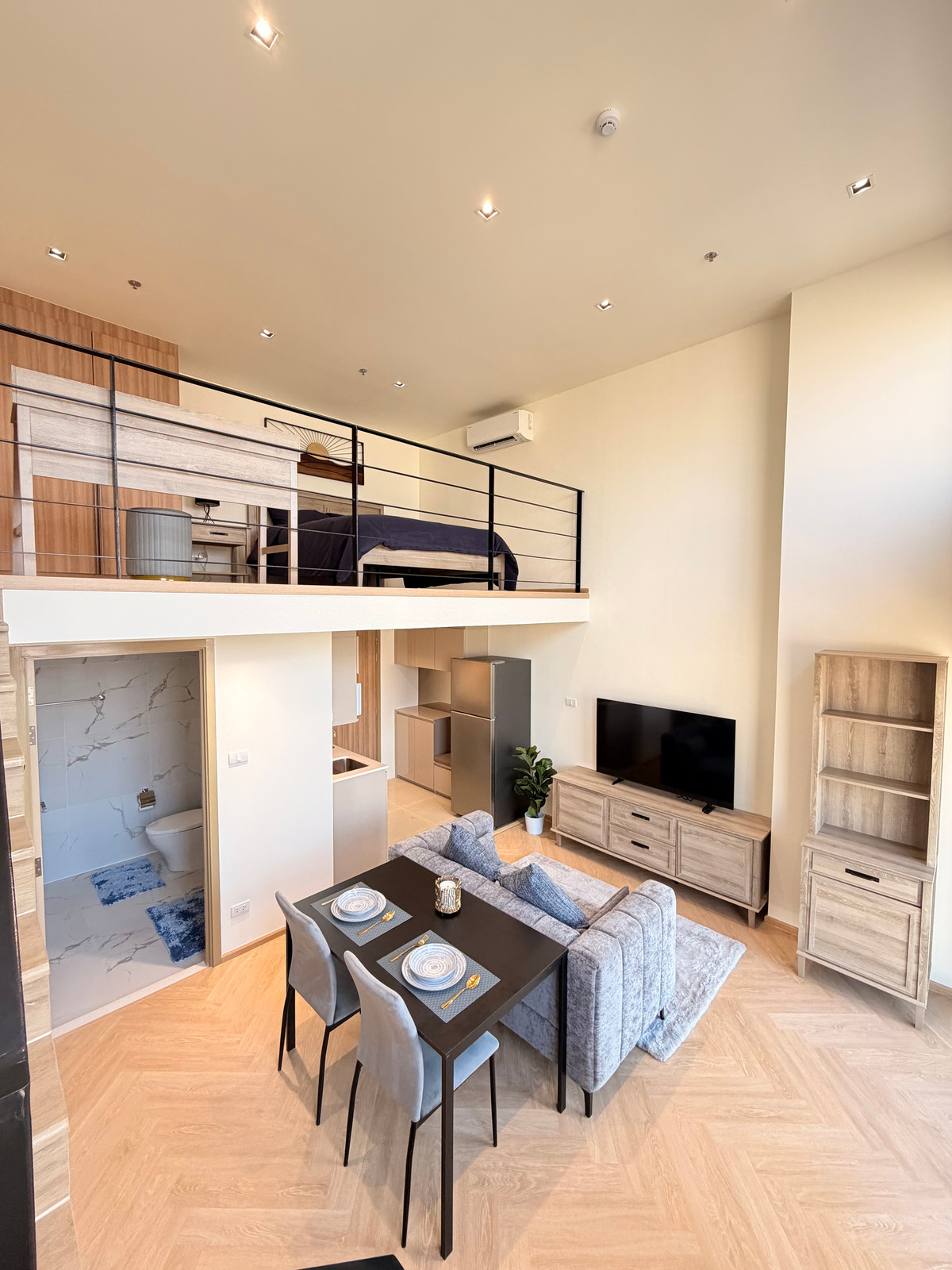 For RentCondoWongwianyai, Charoennakor : Loft Duplex room, fully furnished, ready to move in, free WiFi throughout the contract.