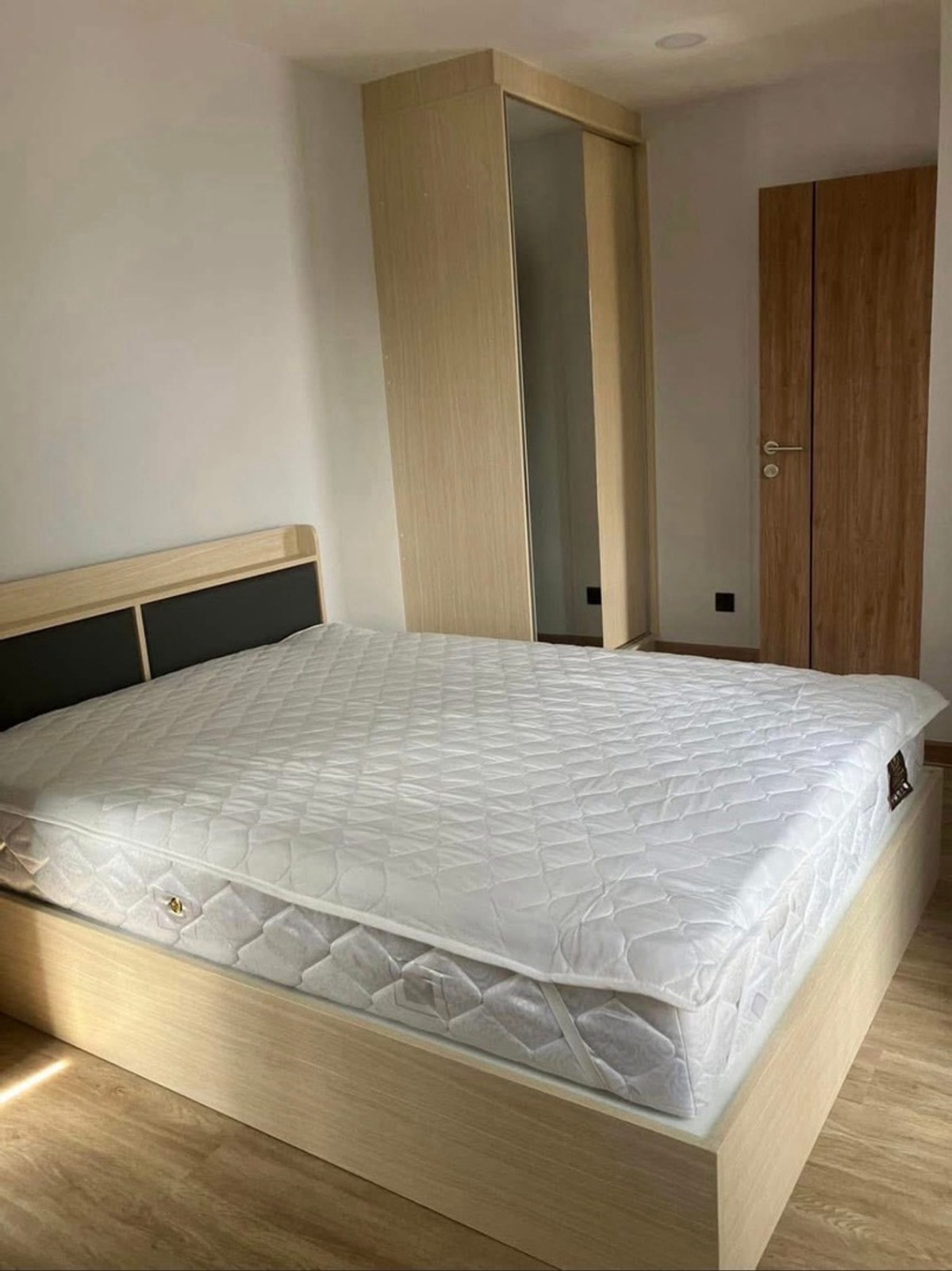 ให้เช่าคอนโดรัชดา ห้วยขวาง : ✨ ห้องมุม โปร่ง 37.5 ตร.ม. มีรถรับส่ง MRT | Asher Koop ✨