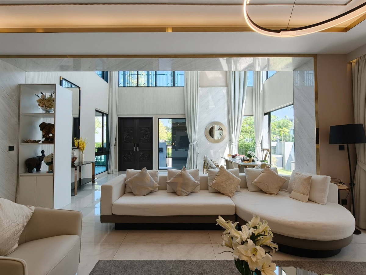 ขายบ้านพัฒนาการ ศรีนครินทร์ : Grand Bangkok Boulevard East Rama 9 บ้านเดี่ยวหรู 3 ชั้น พื้นที่ใช้สอย 827 ตร.ม. พร้อมเฟอร์นิเจอร์ทั้งหลัง Please call: 082-894-4624