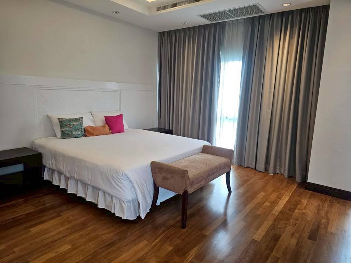 For RentCondoWitthayu, Chidlom, Langsuan, Ploenchit : Royal Residence Park rent 275 sqm 4 beds 3 baths 170,000 per month