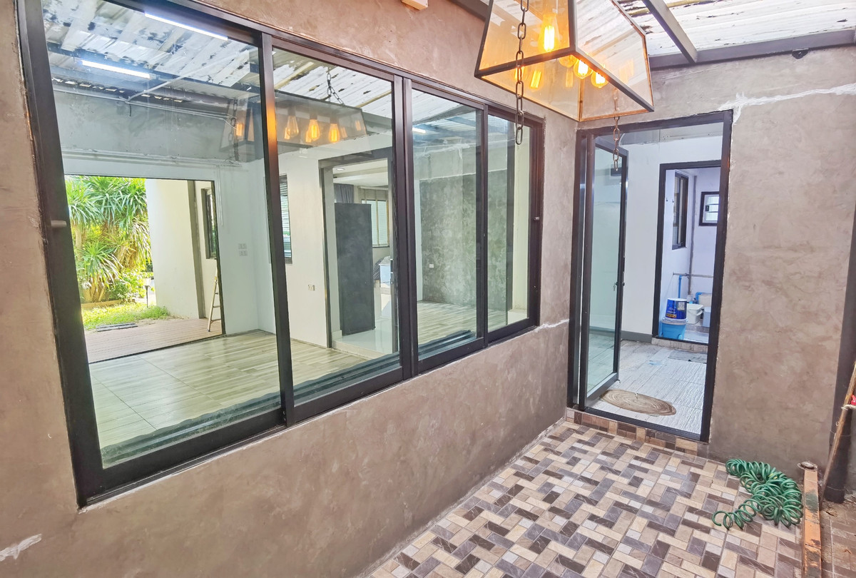 For SaleTownhomeRattanathibet, Sanambinna : [Selling at a loss! Decorated in the millions] Baan Klang Muang Rattanathibet, back side, 33 sq m, near MRT Nonthaburi Intersection 1, only 500 meters.