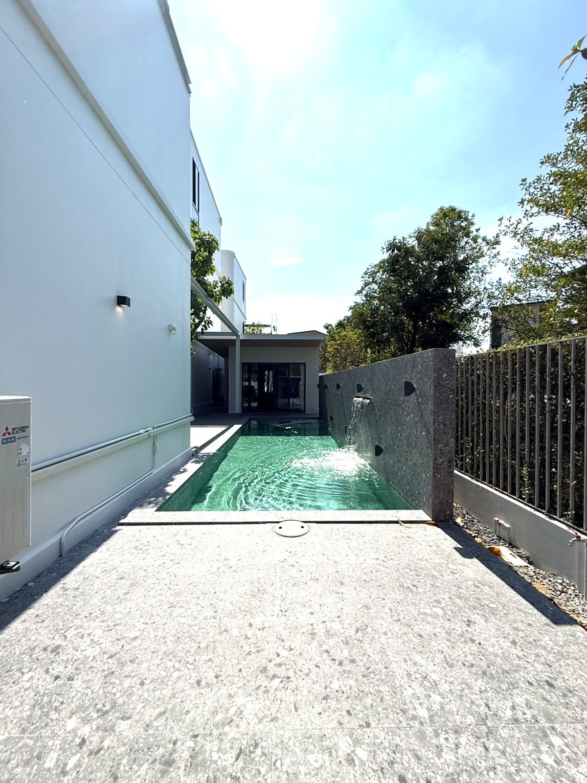 For SaleHousePattanakan, Srinakarin : House for sale VIVE New Krungthepkreetha has a private pool, private elevator, parking for 4 cars+