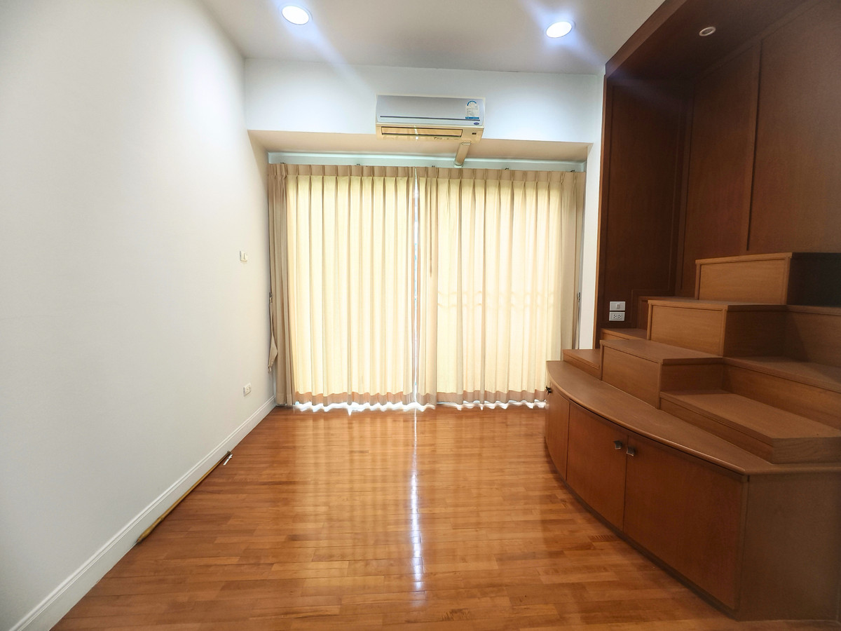 ขายบ้านมีนบุรี-ร่มเกล้า : ขาย บ้านเดี่ยว สัมมากร รามคำแหง162/1 ติดรถไฟฟ้า 4 ห้องนอน 3 ห้องน้ำ เพดานสูง double volume มีห้องนอนชั้นล่าง พร้อมตกแต่ง ค่าส่วนกลางถูก