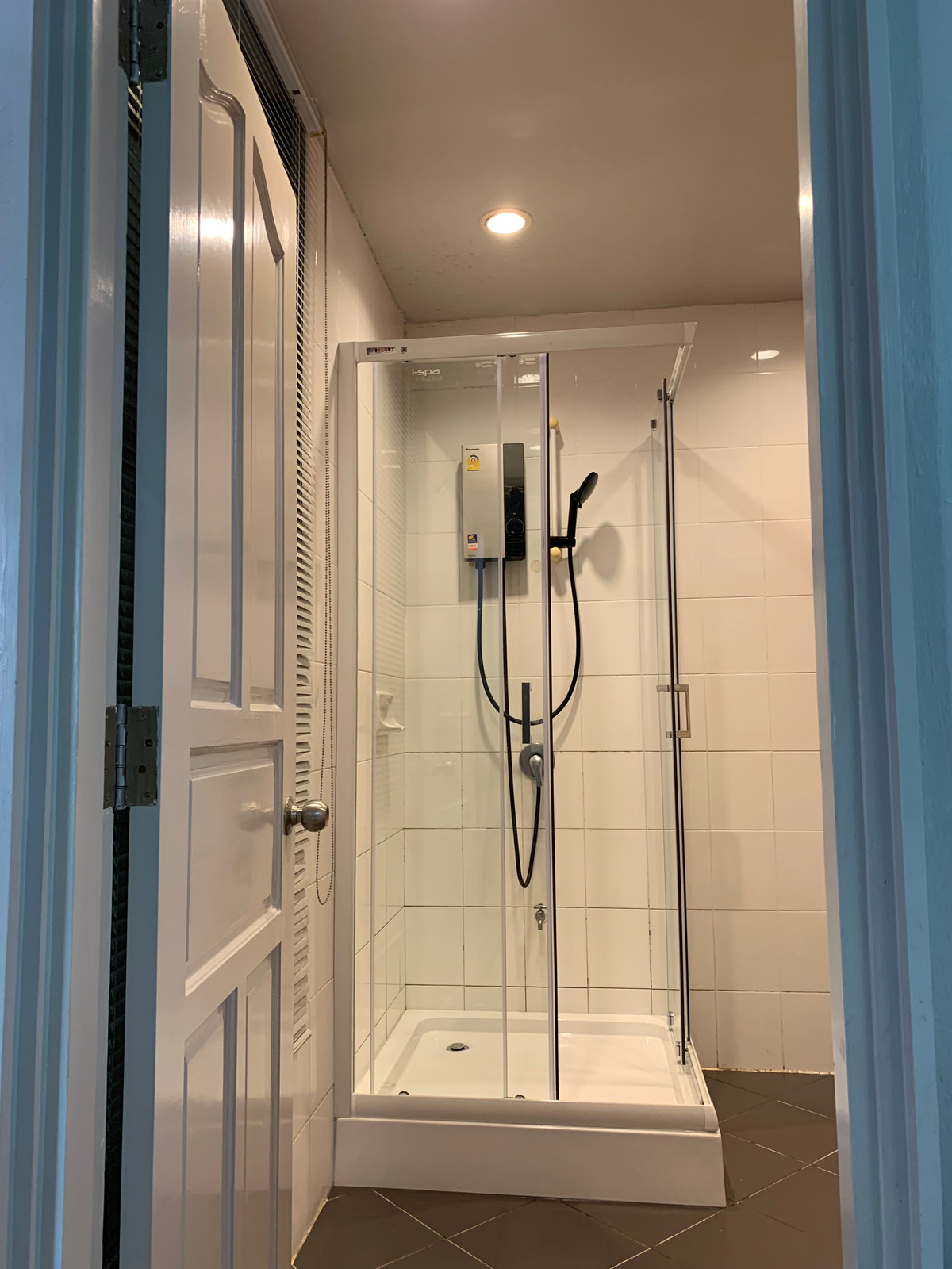 ให้เช่าทาวน์โฮมเลียบทางด่วนรามอินทรา : บ้านเลขที่ 88 ทาวน์โฮม เดินไป Central East Ville , คริสตัลปาร์ค ได้