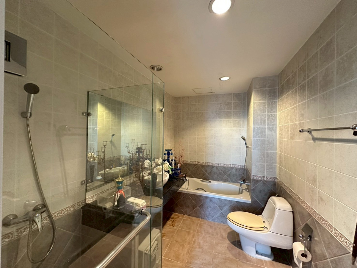 For SaleTownhomeSukhumvit, Asoke, Thonglor : Luxury townhouse in Thonglor area One of Bangkoks prime residential locations, suitable for families, executives, or foreigners who want to live in the heart of Sukhumvit. Large living space, complete functions, near BTS Thonglor. Community Mall restauran