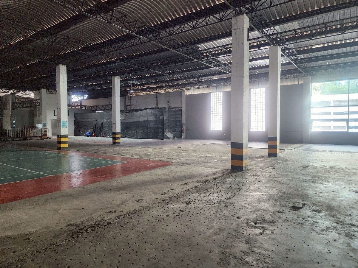 For RentRetail SpaceNana, North Nana,Sukhumvit13, Soi Nana : High-Ceiling Sport Space for Rent – Near BTS Nana