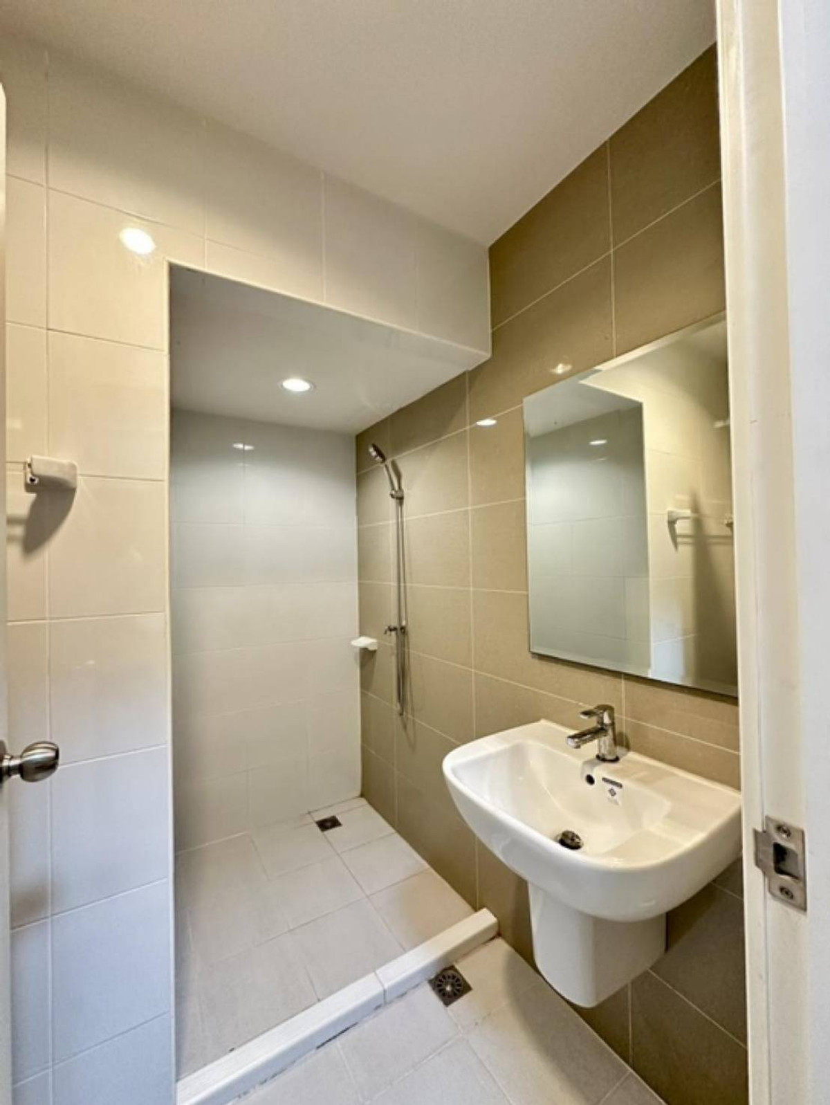For RentTownhomeChaengwatana, Muangthong : Townhome for rent, The Connect 41 Chaengwattana - Tiwanon, near Impact Muang Thong Thani, only 5 minutes.